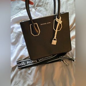 Michael Kors Mercer bag in black and white! New with tags and dust bag 🤍🖤